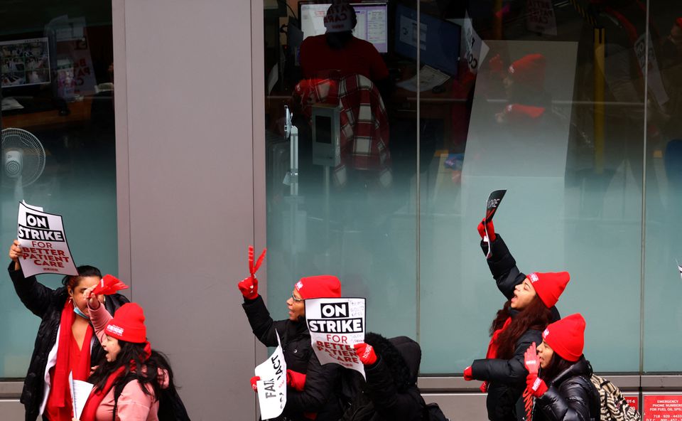 More than 7,000 nurses go on strike in New York City - AfricaNews360
