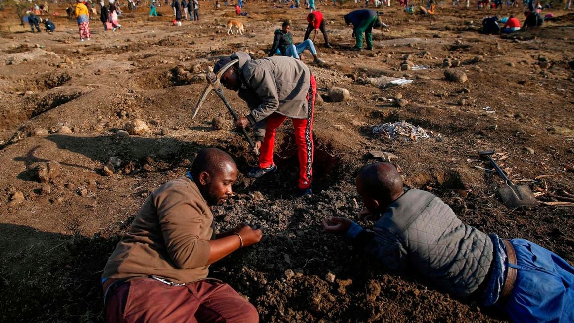 The dark face of South Africa’s illegal mining - AfricaNews360